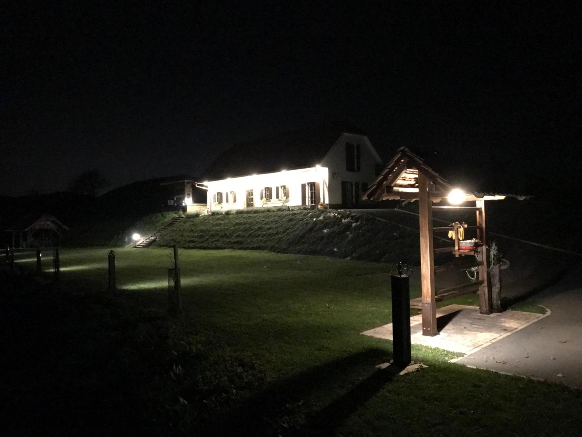 Wooden Hut At Tourist Farm Artisek Villa Store Luaran gambar